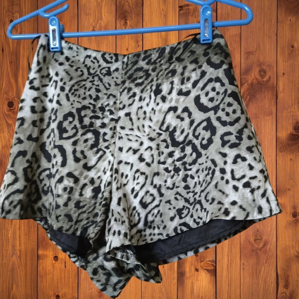 Love & Love Size Small Zip Back Lined Cheetah Print Shorts Dressy Feminine